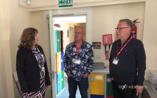 In Arnesby Primary School: The Head teacher Mrs. Jacqueline Avery with Mr. Bill Griffiths and Mr. Seppo Ryösä 